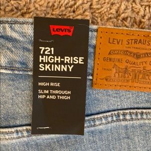 712 High-Rise Levi’s